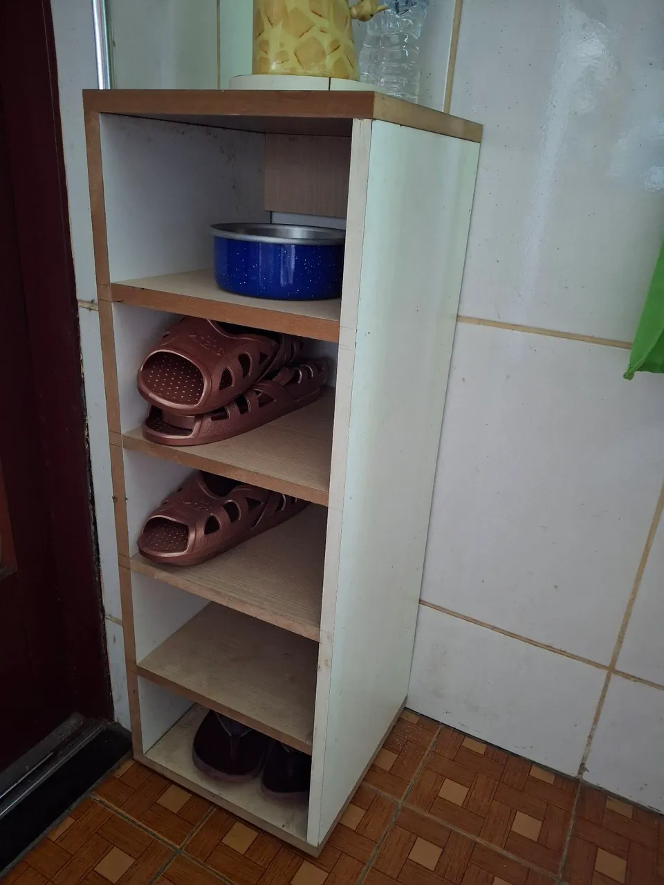 Sapateira de madeira em ótimo estado!