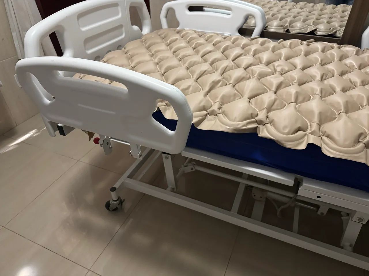 Cama Hospitalar Motorizada + colchão pneumático  - Foto 2