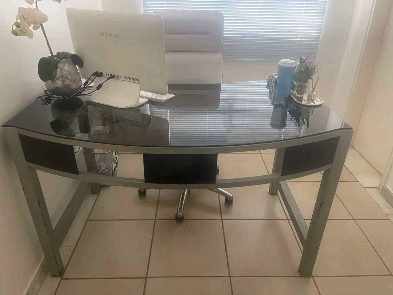 Mesa com tampo de vidro 