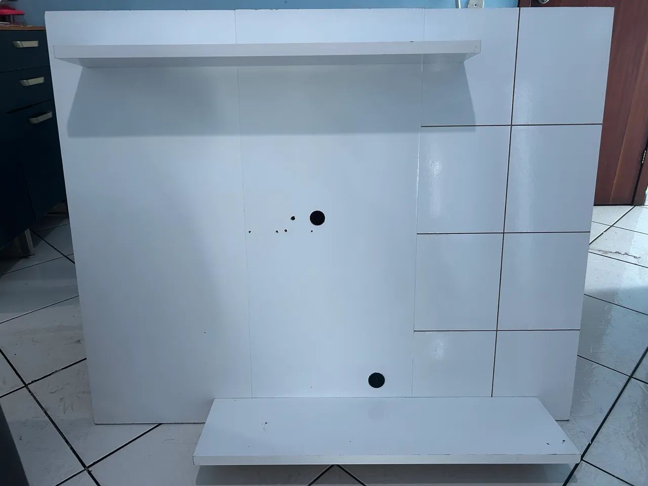 Painel de TV Branco com Prateleira - Bom Estado - Foto 2