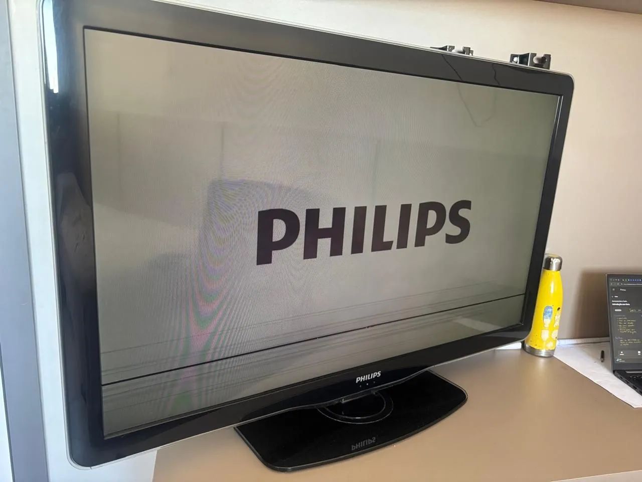 TV Philips 40" LED (Modelo 40PFL6616D) - Com Linha na Tela 