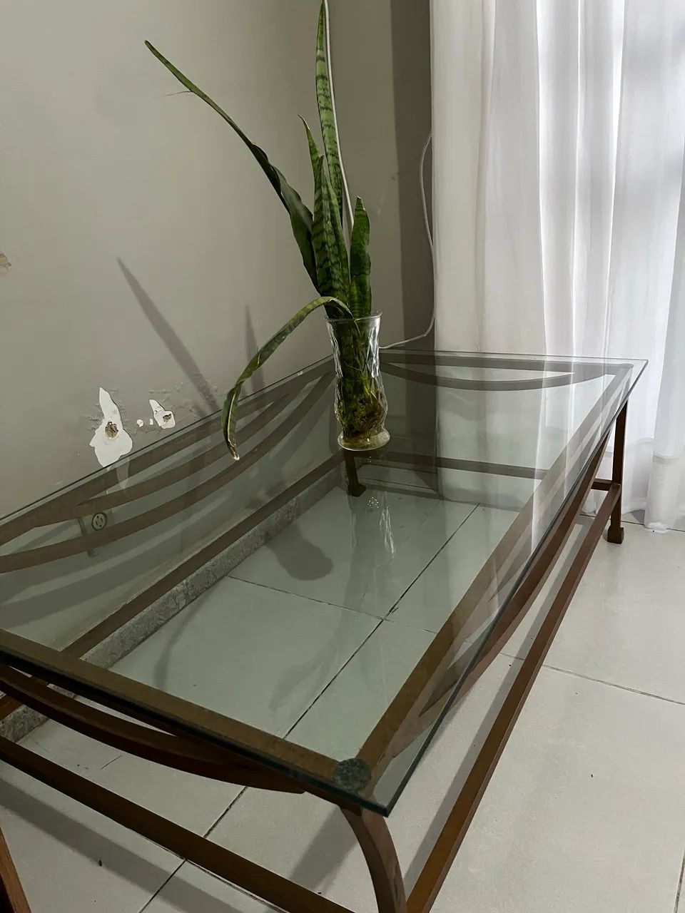 Mesa de centro com tampo de vidro e estrutura metálica - Foto 2