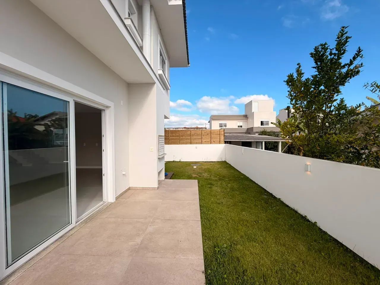Casa Nova à Venda na Praia da Daniela - Florianópolis  Sofisticação, Conforto e Qualidade  - Foto 2