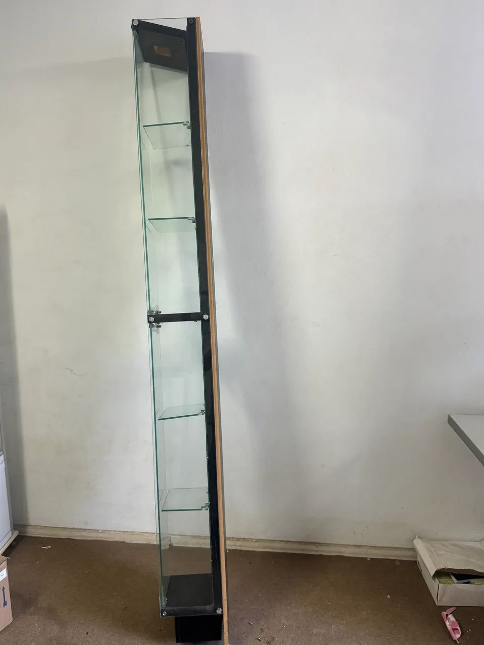 vitrine expositora de vidro, com prateleiras de vidro e porta com fechadura. - Foto 2