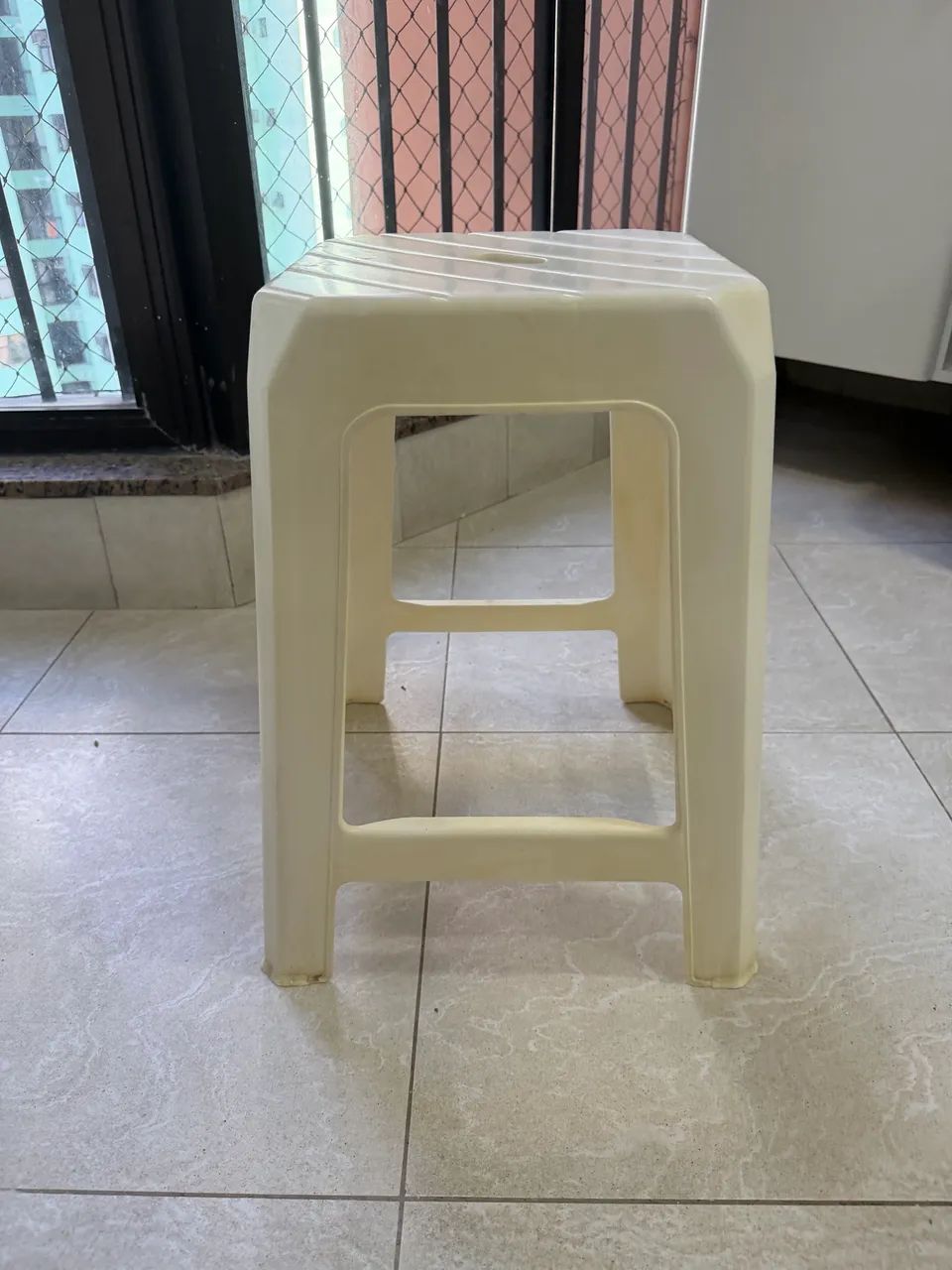 Banquinho Plástico Reforçado Multiuso - Branco - Foto 2