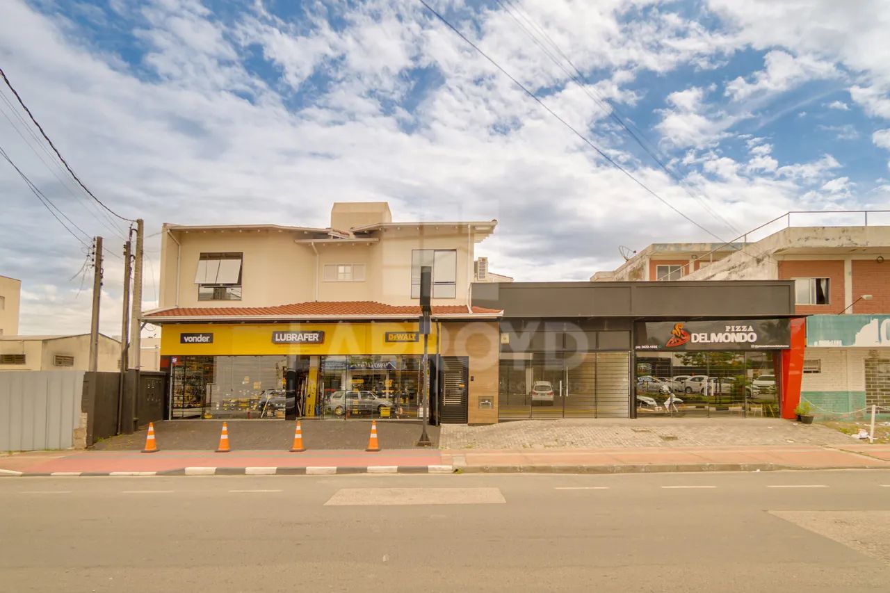 PREDIO COMERCIAL E RESIDENCIAL COM AMPLO APARTAMENTO + 4 SALAS COMERCIAIS TÉRREAS