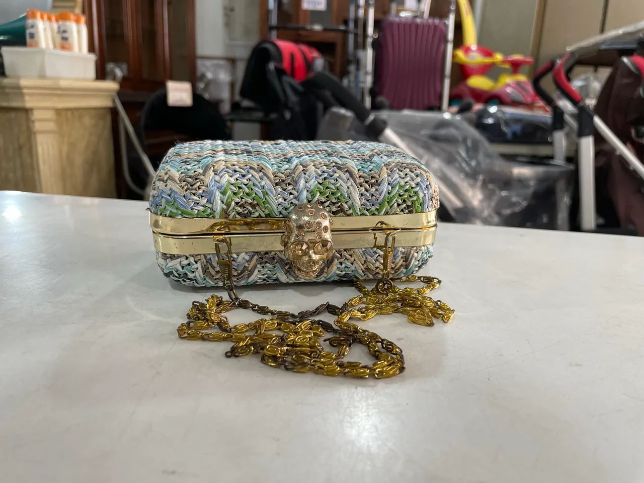 Bolsa de Mão Clutch com Caveira Dourada  - Foto 4
