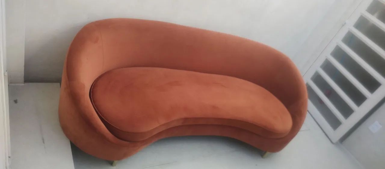 sofá curvo 3 lugares pouco tempo de uso - Foto 3