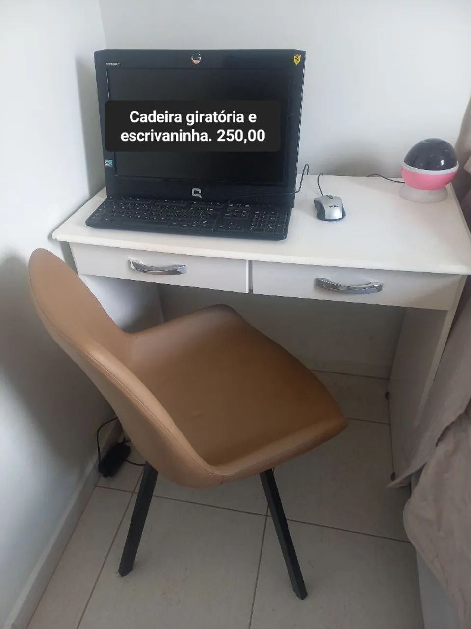 Mesa de estudo com cadeira