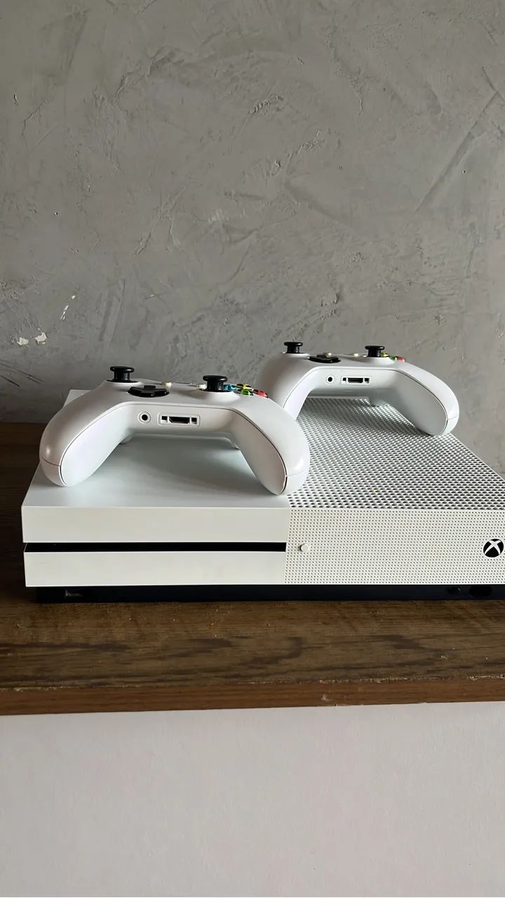 Xbox one s 1tb + 2 controles  - Foto 2
