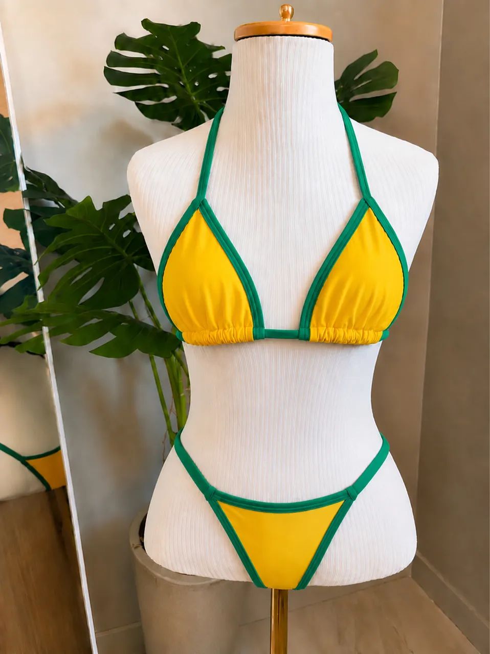 Biquini do Brasil fundo amarelo