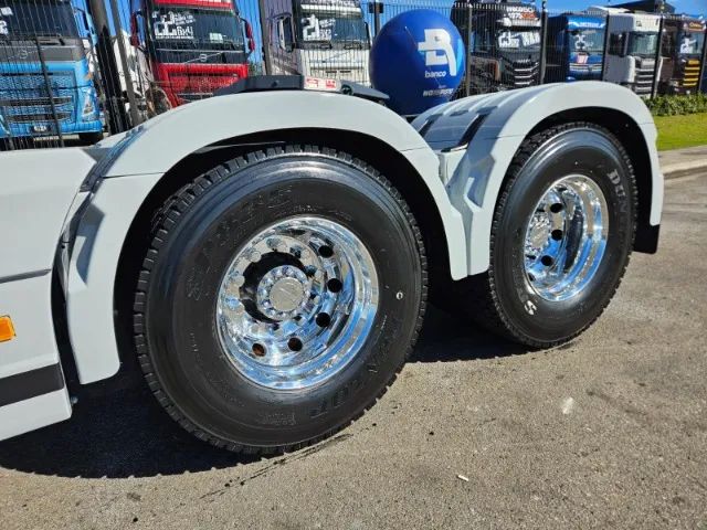 Volvo FH 540 6x4 Bug Leve Globetrotter Ano 24 Mídia Grande Geladeira Mola Freio a tambor - Foto 11