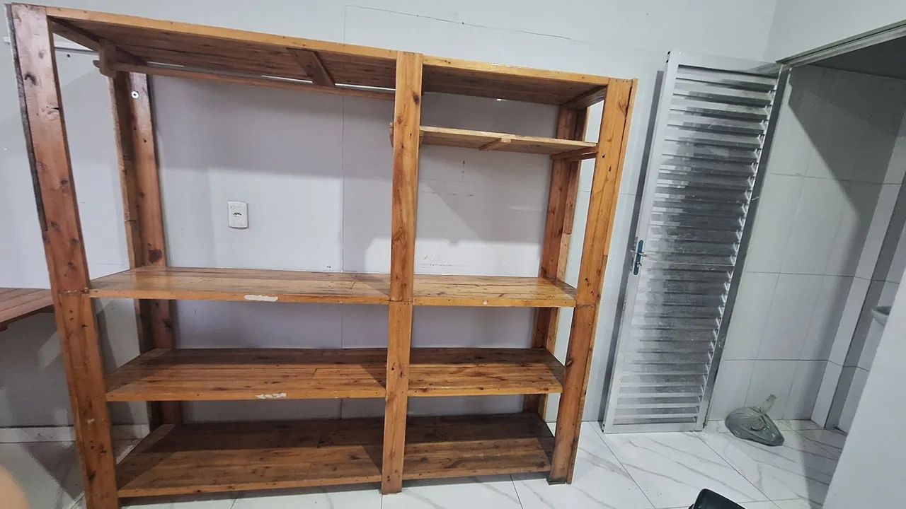 VENDE-SE 01 bancada grande e 04 para frutaria  - Foto 3