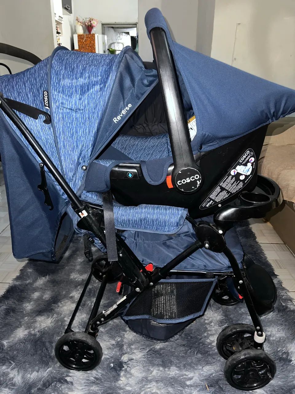 Carrinho de bebê e bebê conforto 