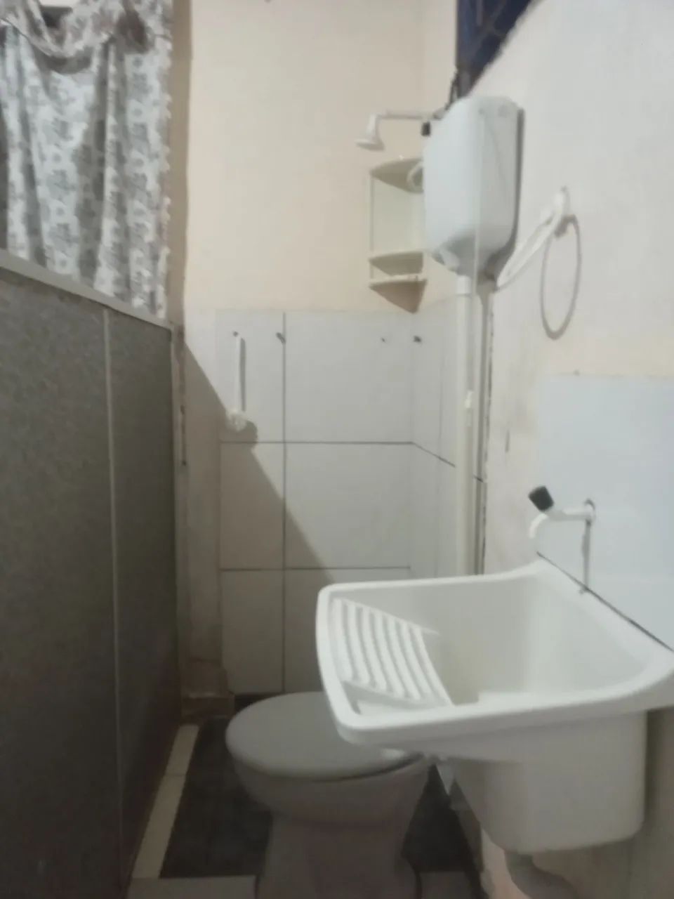 Alugo quarto completo c banheiro  varal - Foto 4