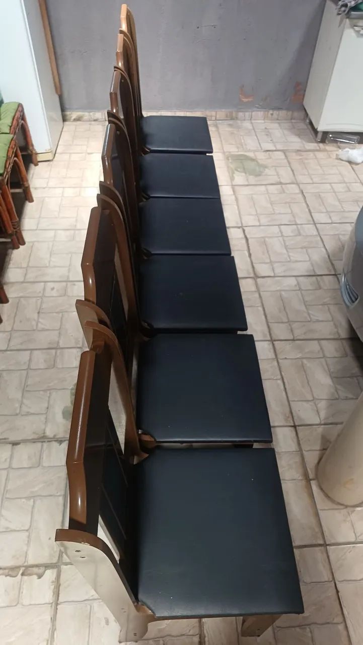 Mesa de Jantar com 6 cadeiras de madeira e vidro de Proteção. - Foto 5