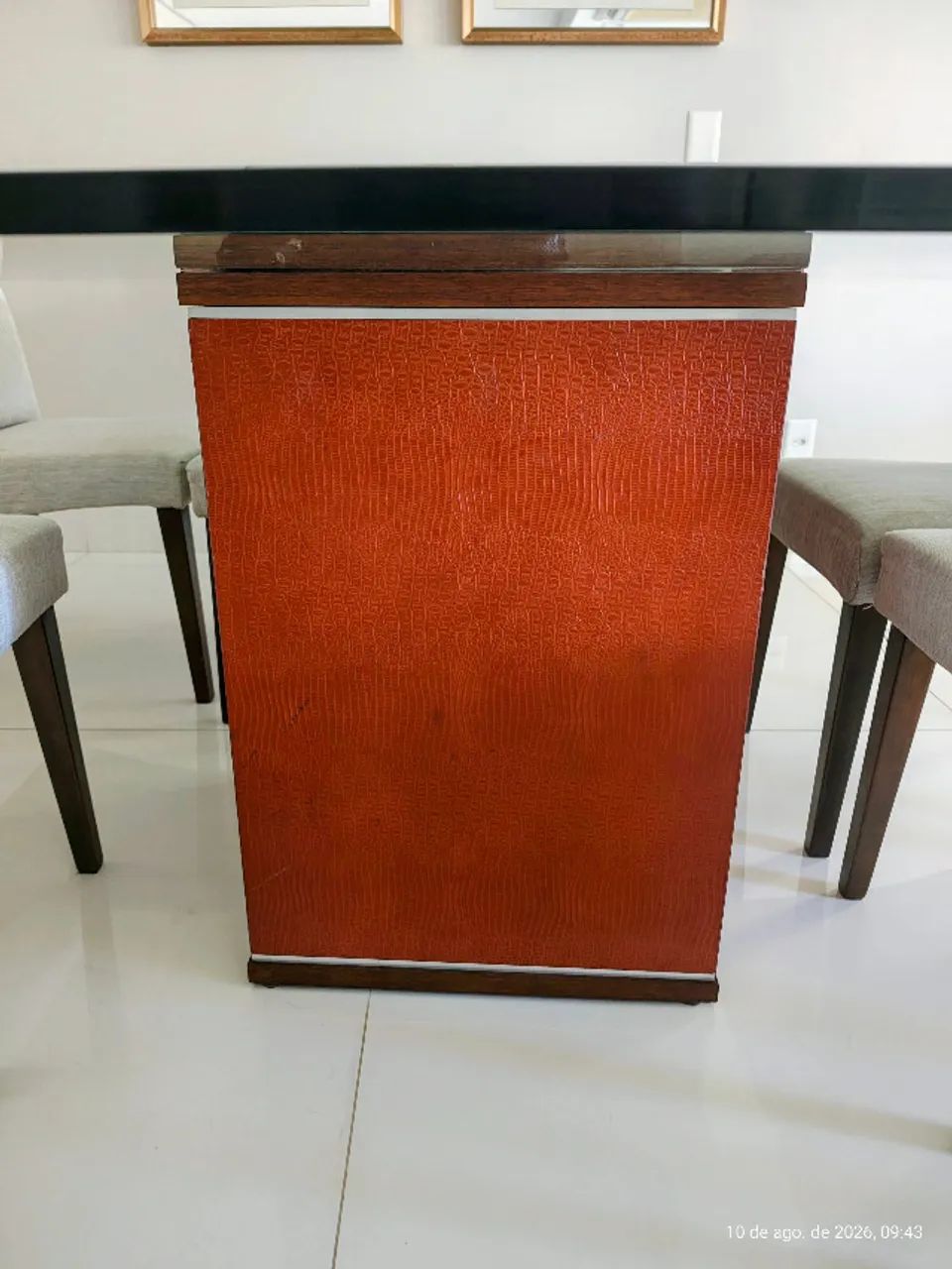 mesa de jantar de vidro quadrada 0,50m x 0,50m com base de mad  revest couro e 8 cadeirass