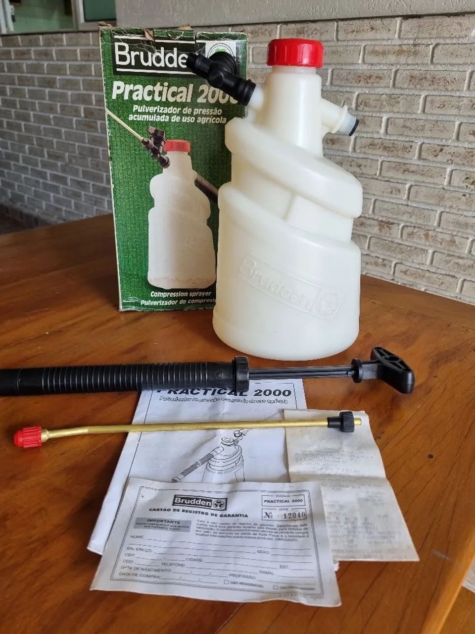Pulverizador de pressão acumulada Brudden Practical 2000.