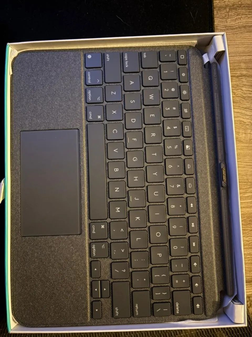 Capa Logitech com teclado Combo touch para iPad (10a geração e A16) - nova, com nota fisca - Foto 5