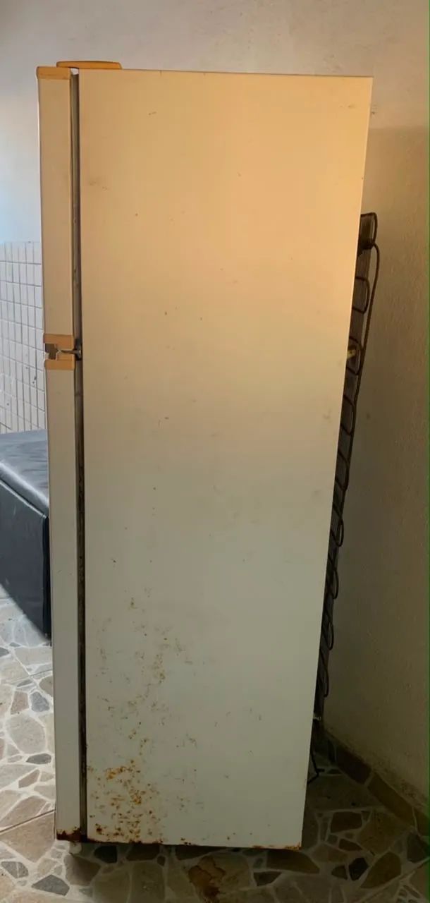 Vende-se Geladeira com Defeito  - Foto 3