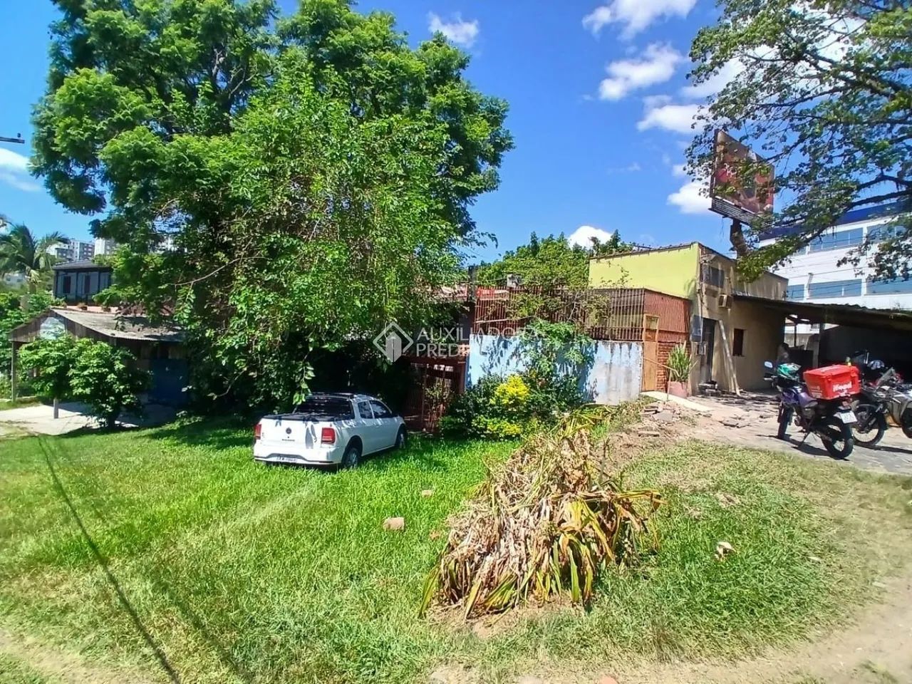 Terreno à venda no bairro Vila Jardim com área de 399 m² disponível para compra.