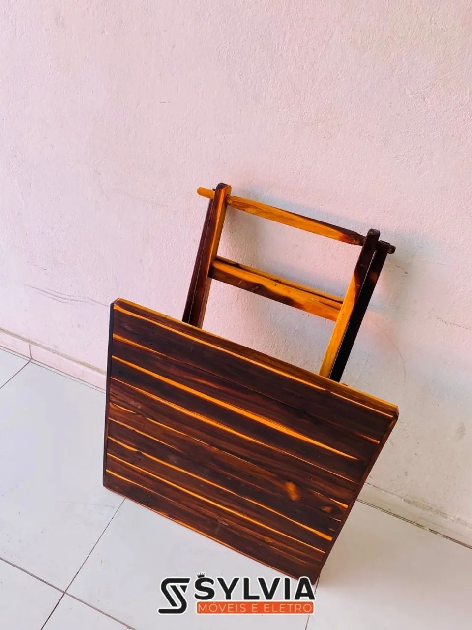 Mesa quadrada envernizada 