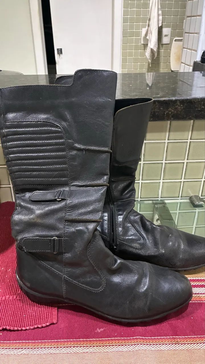 Bota em couro cano longo da Bargain