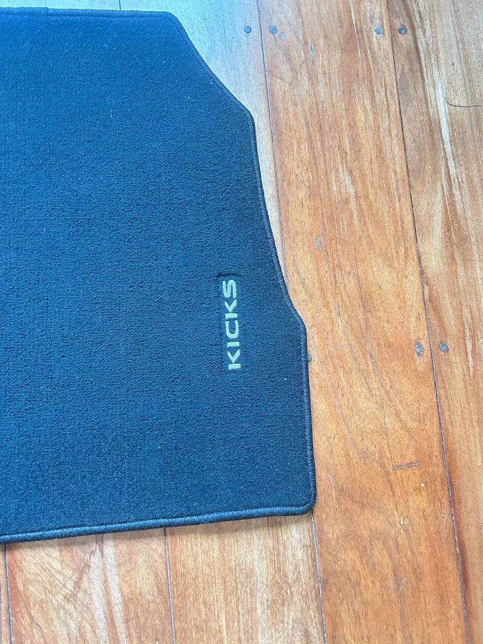 Vendo jogo de tapetes p Nissan kicks, original é extremamente macio  - Foto 5