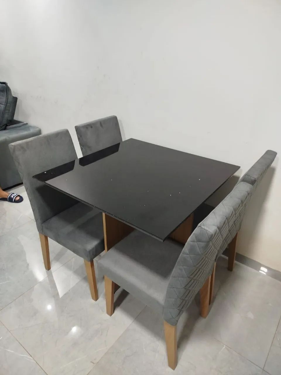 Mesa de jantar com 4 cadeiras 