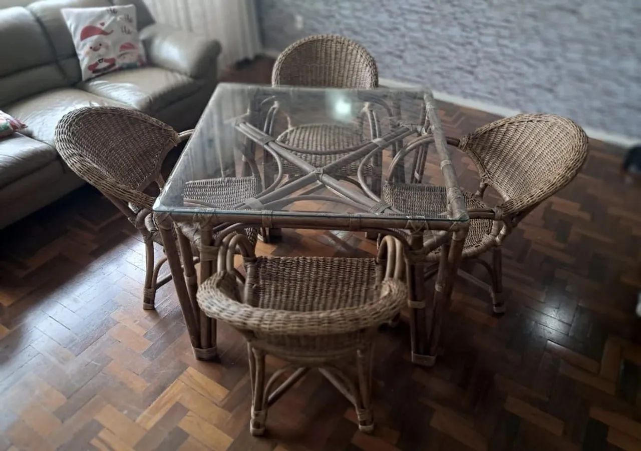 Mesa rústica com tampo de vidro
