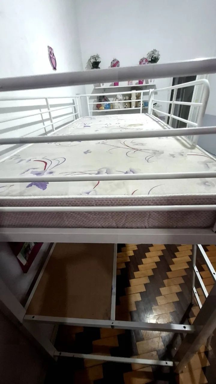 Cama alta Beliche suspensa com escrivaninha integrada