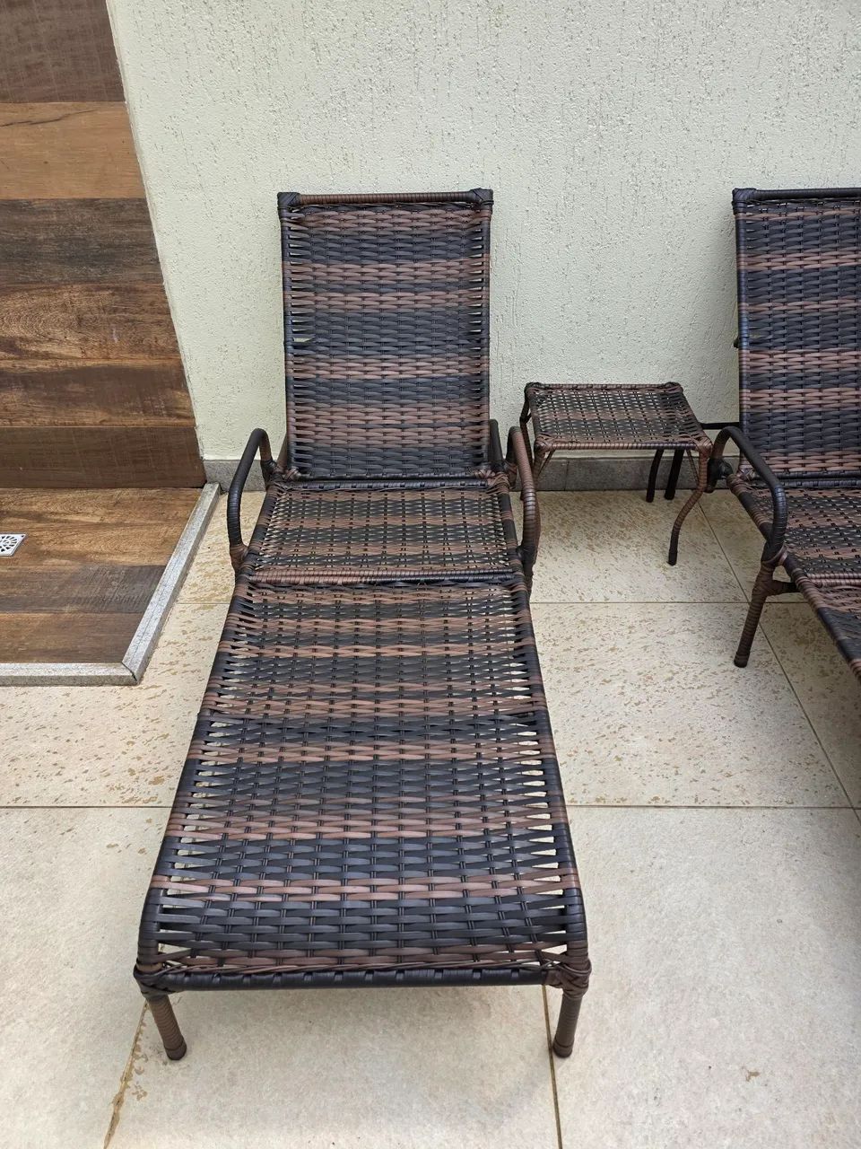 Espreguiçadeiras com mesa e colchonetes - Foto 4