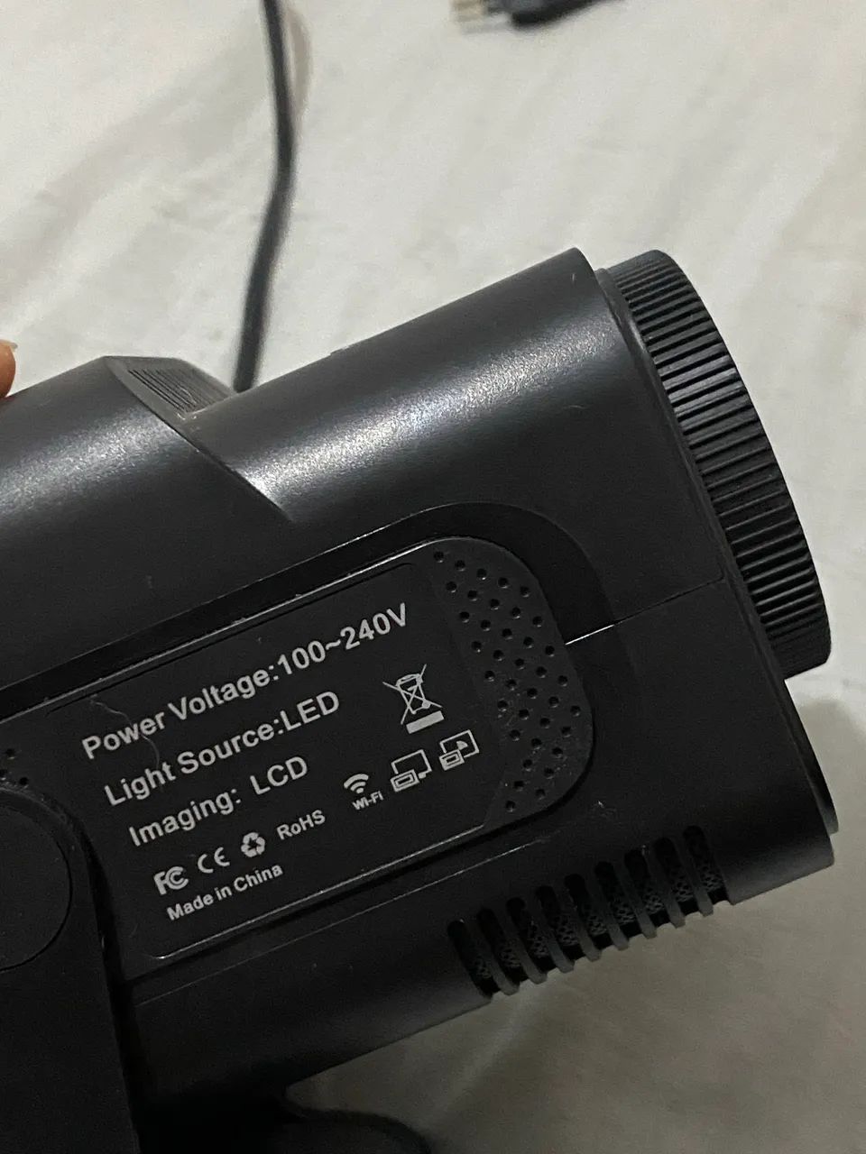 PROJETOR ULTRA HD COM SISTEMA ANDROID INCLUSO(Wi-Fi, Netflix, YouTube entre outros)