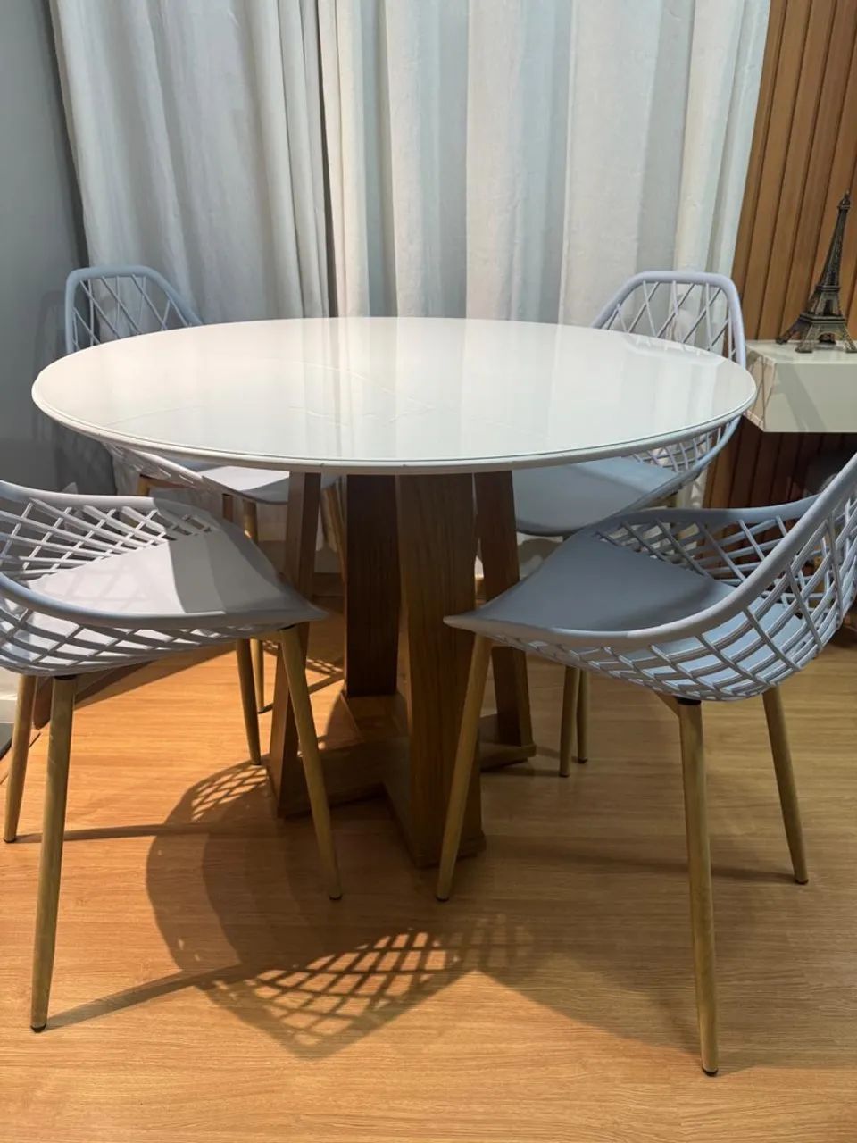 Vendo mesa com 4 cadeiras  - Foto 3