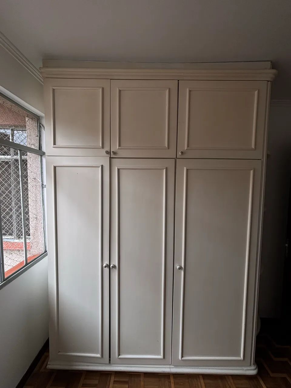 Guarda-roupa de madeira branco