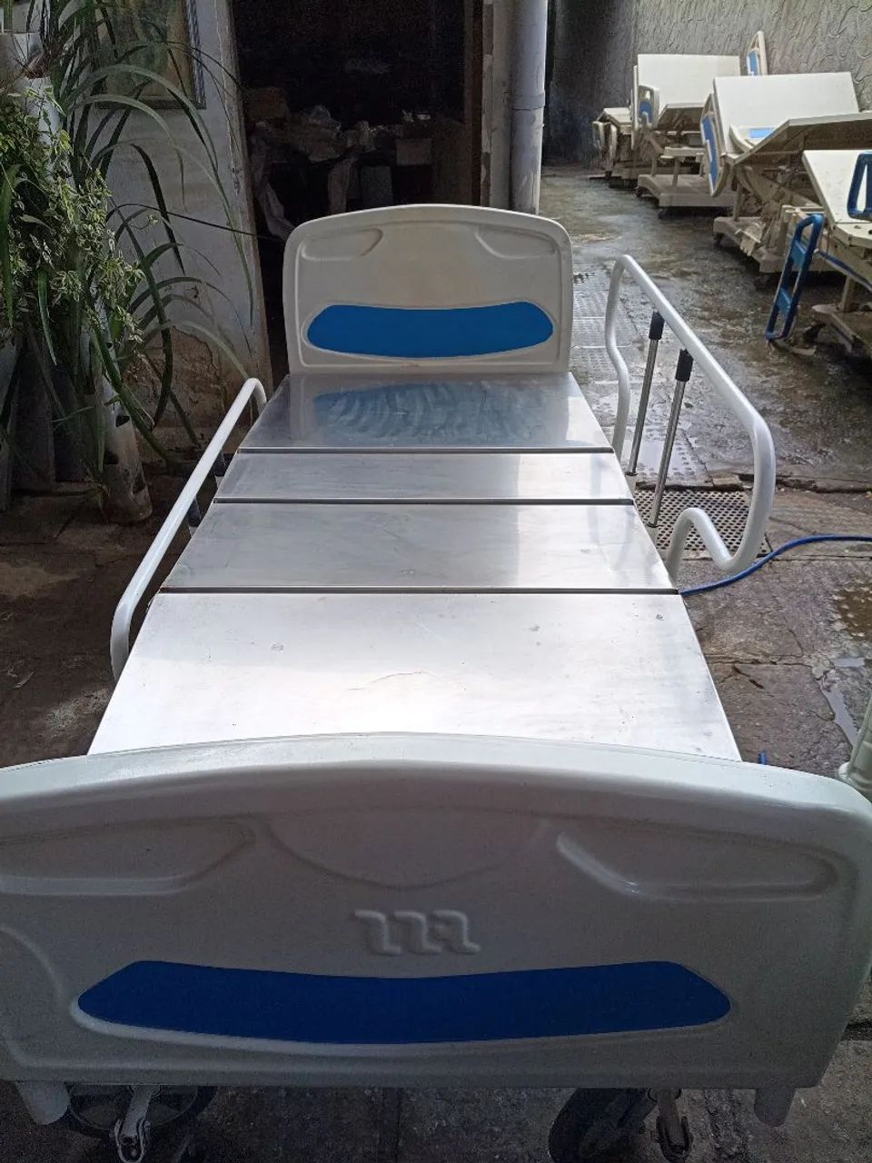Cama hospitalar de duas manivelas com tampo de aso inox - Foto 2