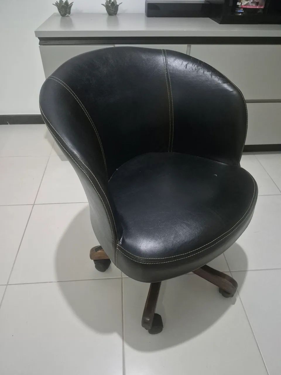 POLTRONA GIRATORIA EM COURO
