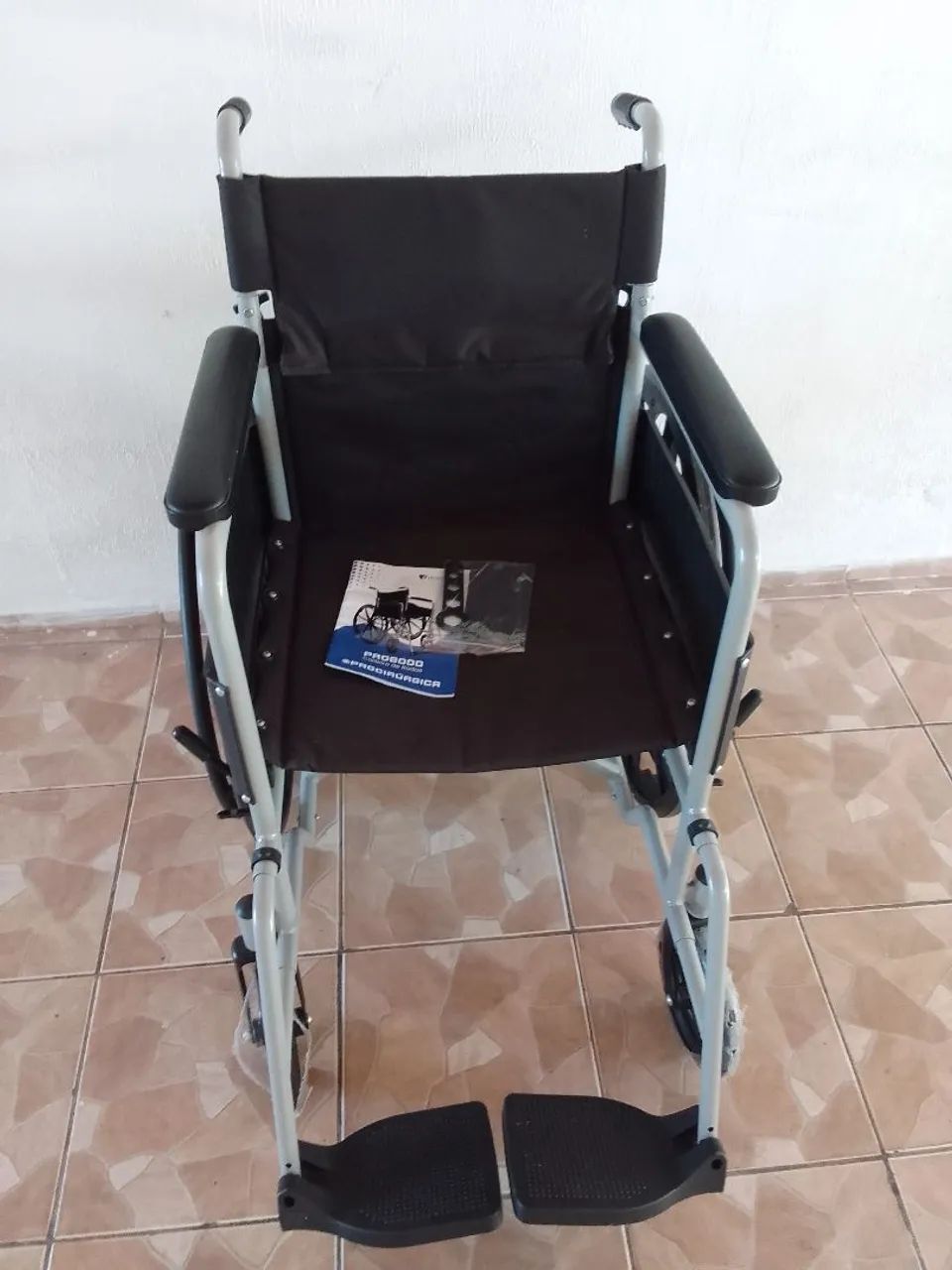 Cadeira de rodas novíssima 1 dia de uso. - Foto 2
