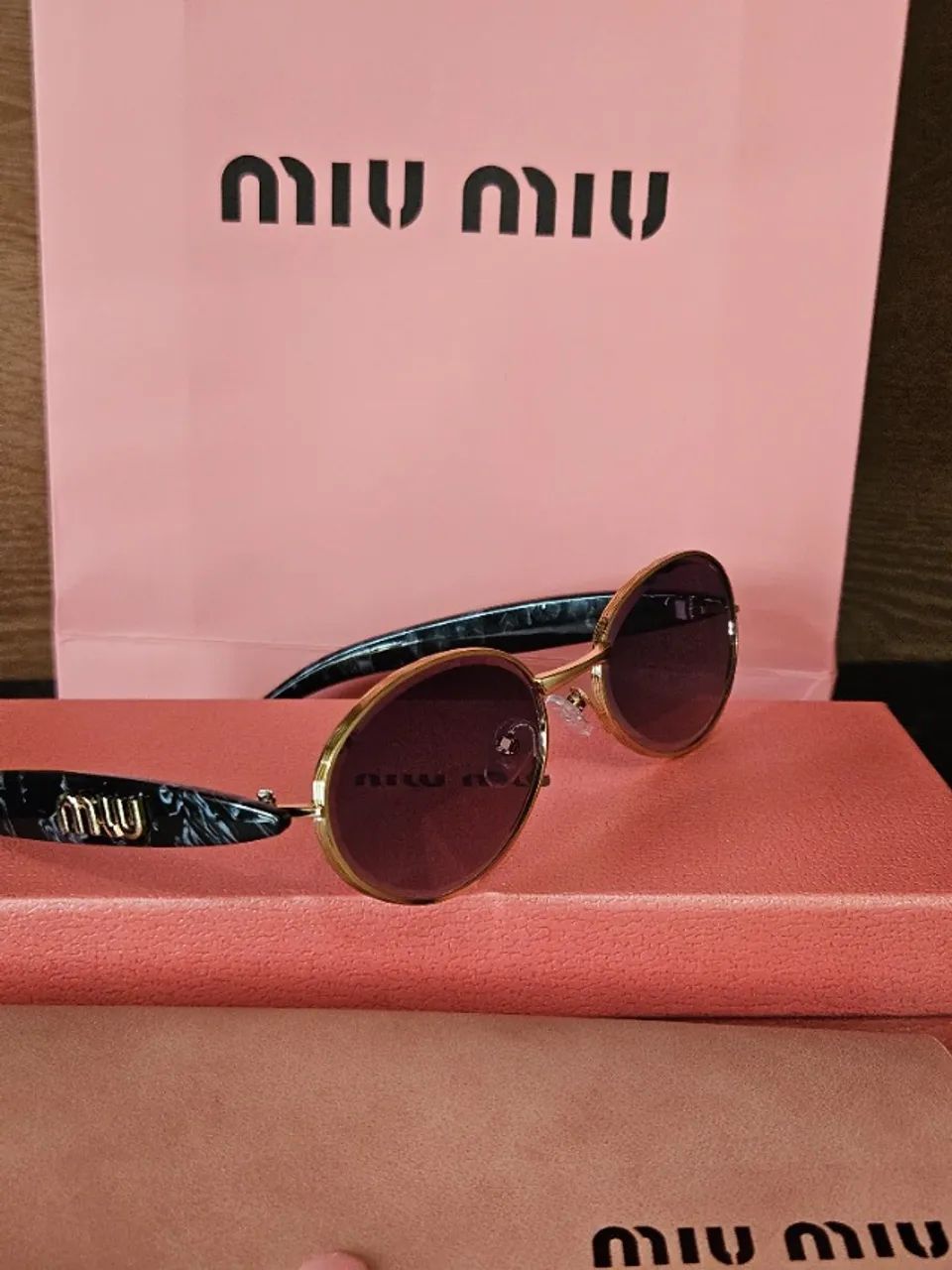 Óculos de Sol Miu Miu Oval - Elegância e Estilo Premium - Foto 4