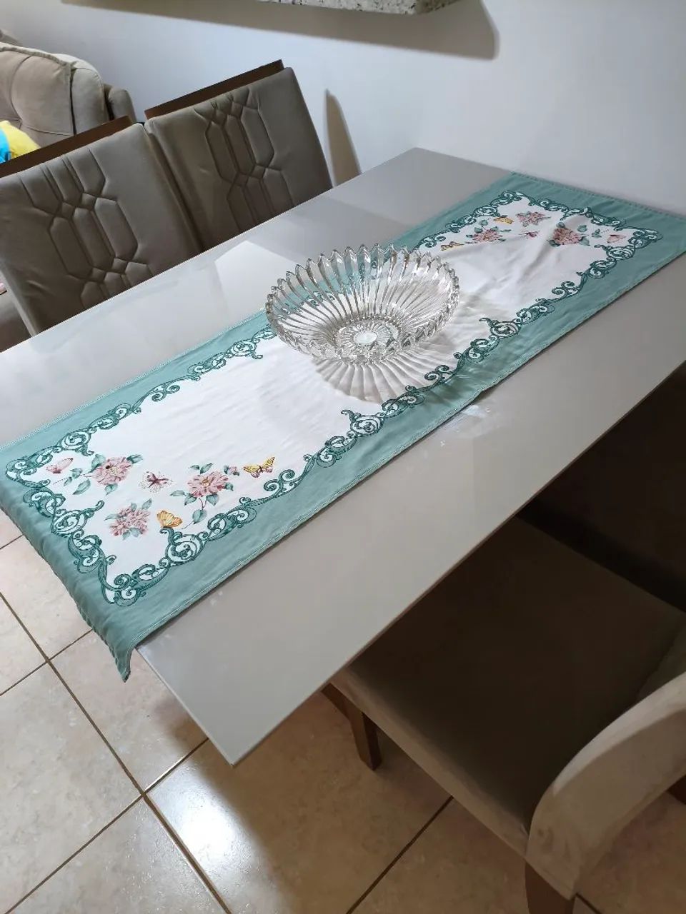 Vendo mesa de jantar com cadeiras - Foto 2