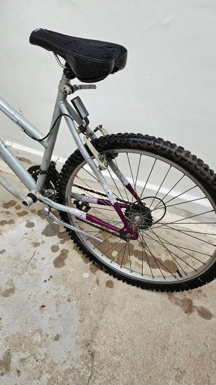  Bicicleta Caloi aro 26 com marchas e cesta - R$ 400 - Foto 4