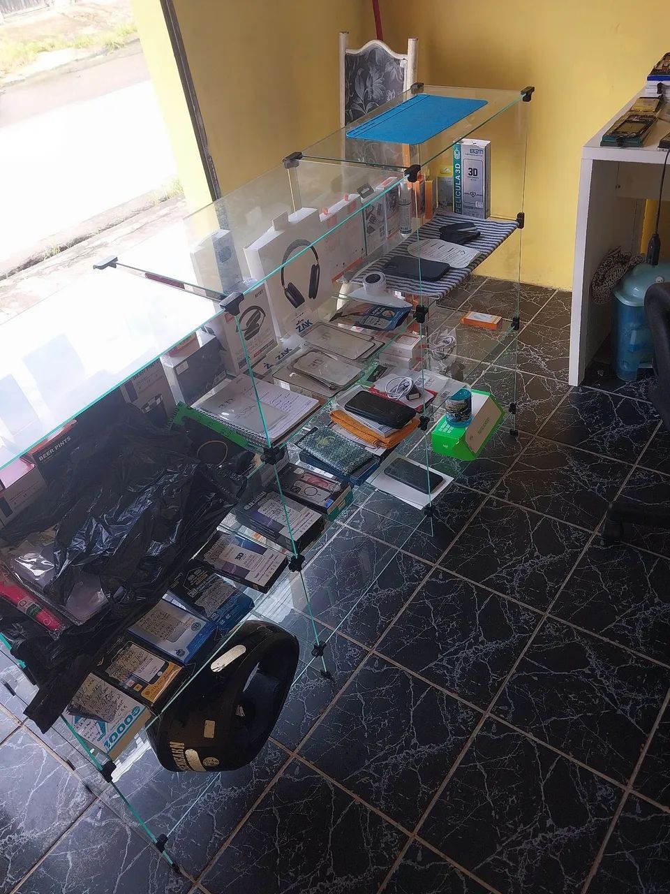 Estante de vidro com 6 compartimentos em perfeito estado.  - Foto 4