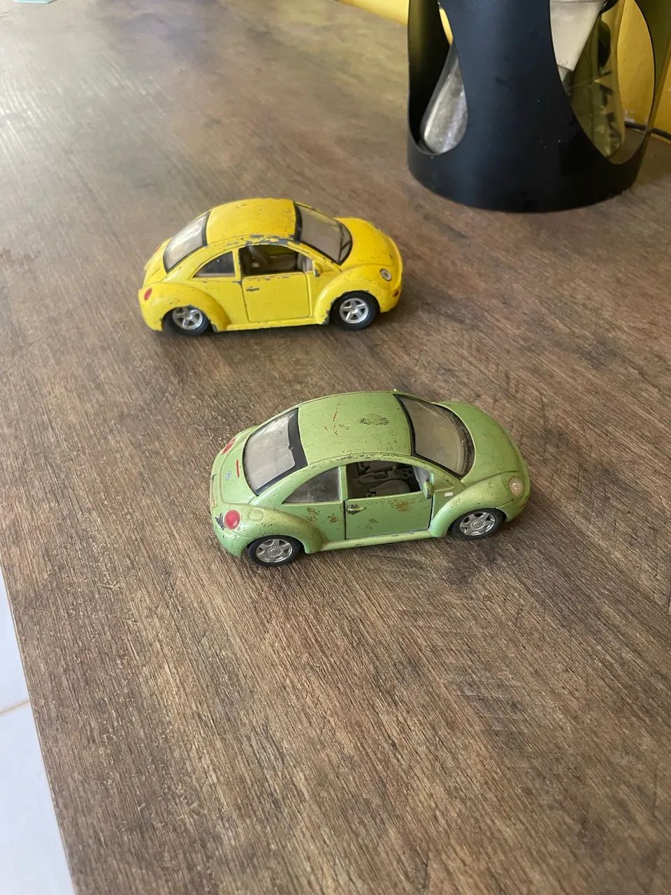 2 Volkswagen New Beetle em miniatura