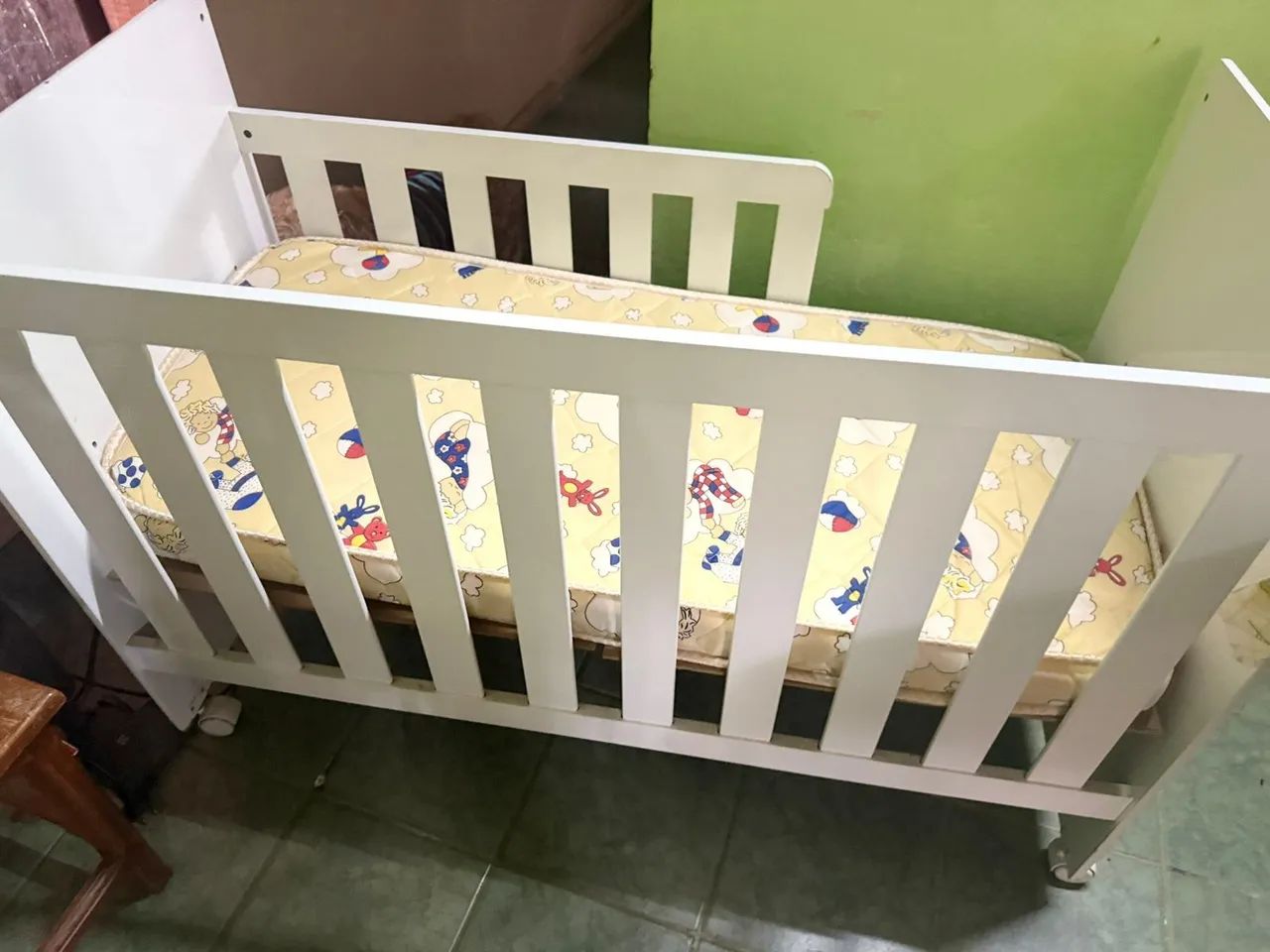 Berço com acesso a entrada + colchão novo