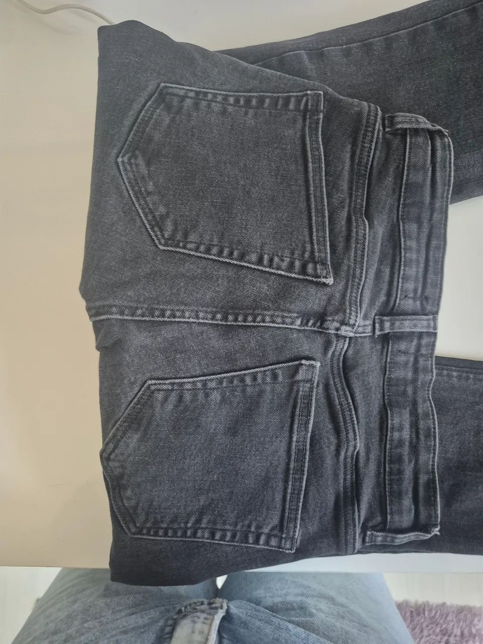 Calça skinny com barra aberta preta zara 34 - Foto 4