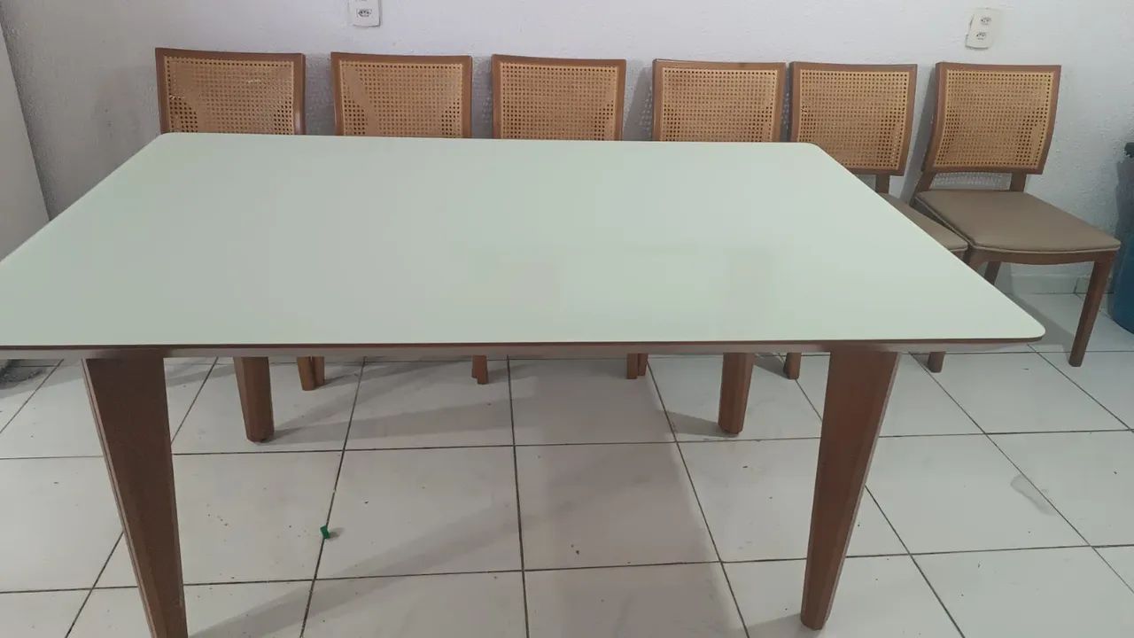 Mesa de jantar com 6 cadeiras semi nova