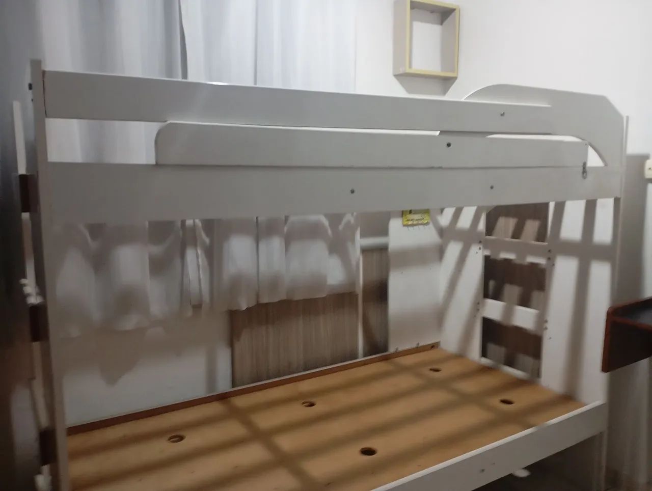 Vendo Cama Beliche, branca , bem conservada,com Colchões 