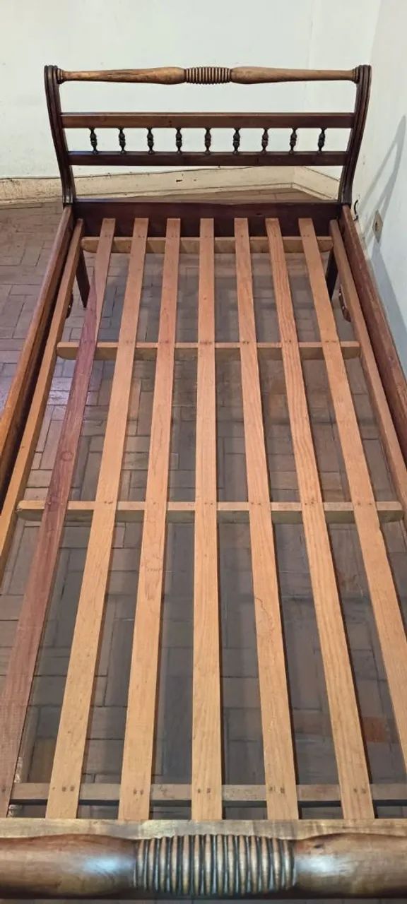 Cama de solteiro e mesinha de cabeceira - Foto 2