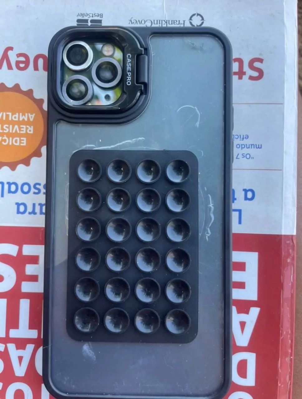 iPhone 11 Pro Max com 4 capinhas  - Foto 5