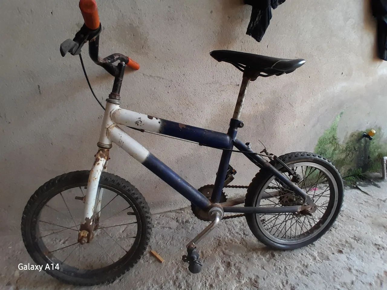 Uma bicicleta aro 16